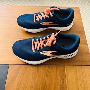 Brooks Ravenna NIB women’s 7